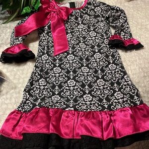 SHE’S JUMPING FENCES Dress w big 🎀 and ruffled hemline 6X Blk/Wht/Pink back Zip